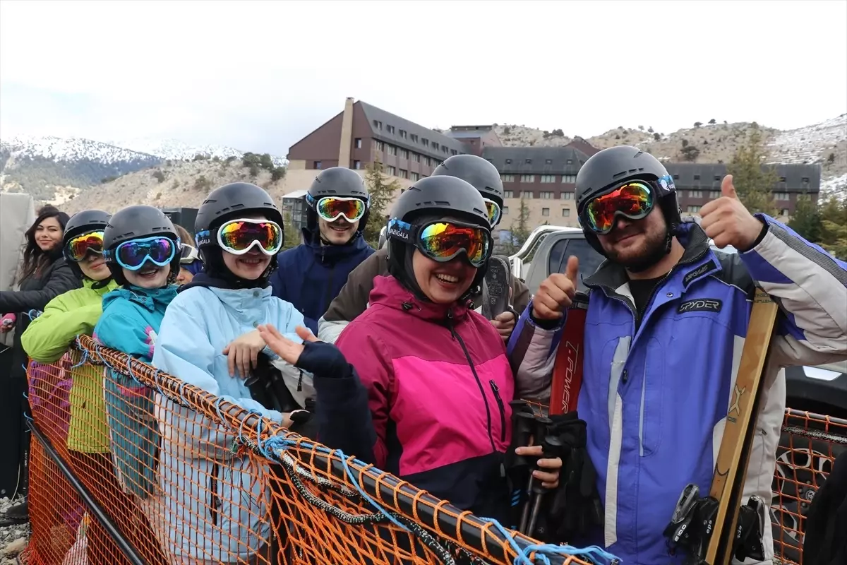 Davraz Kayak Merkezi hafta sonunda yaklaşık 24 bin kişiyi ağırladı