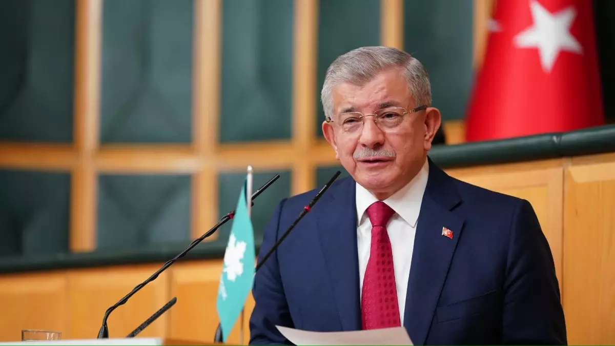 Davutoğlu: Yeni Yol Grubu'nu dağıtmak üzere yapacağınız her hamleyi başınızda kırarız