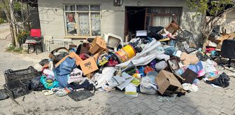 Denizli'de bir evden 3 kamyon çöp çıkarıldı