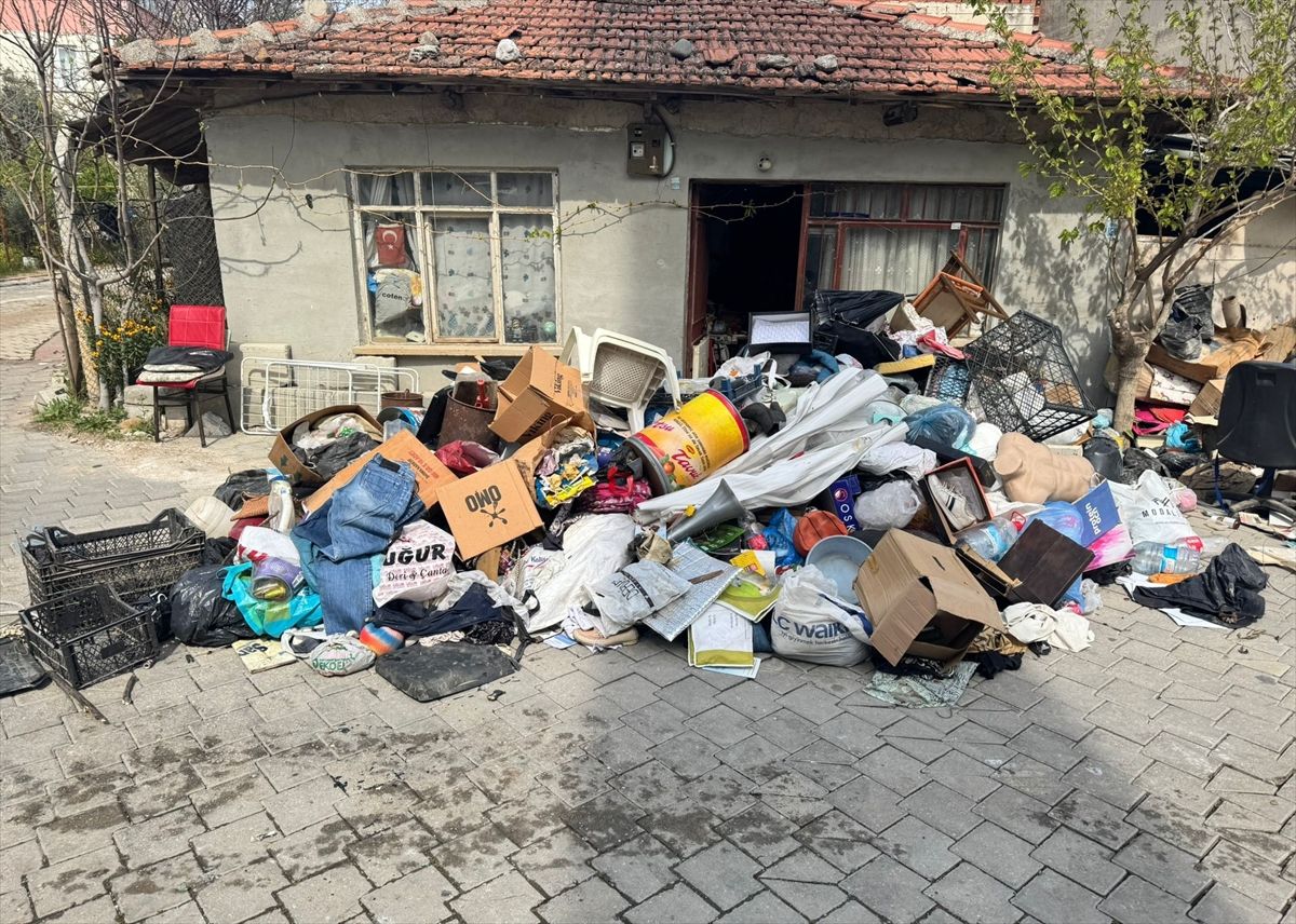 Denizli'de bir evden 3 kamyon çöp çıkarıldı