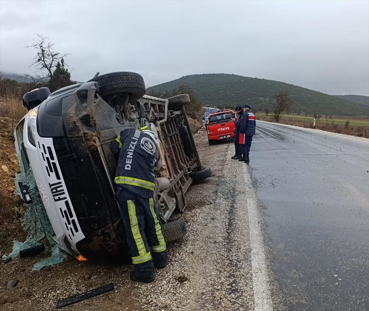 Denizli'de diyaliz hastalarını taşıyan minibüsün devrildiği kazada 9 kişi yaralandı