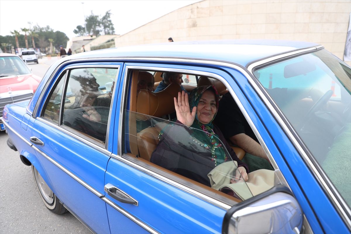 Denizli'de huzurevi sakinleri klasik otomobillerle şehir turu yaptı, sergi gezdi