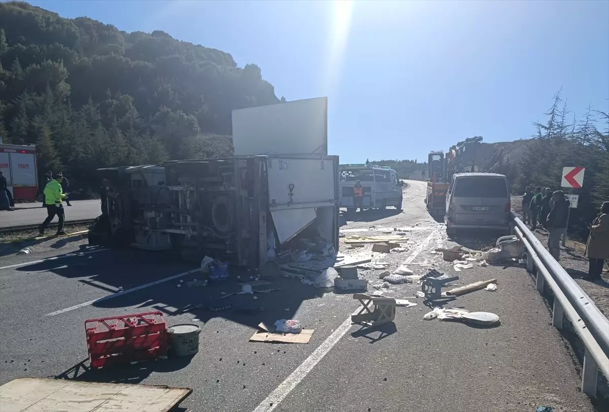 Denizli'de kamyonetin minivana çarptığı kazada baba ile oğlu öldü, 1 kişi yaralandı