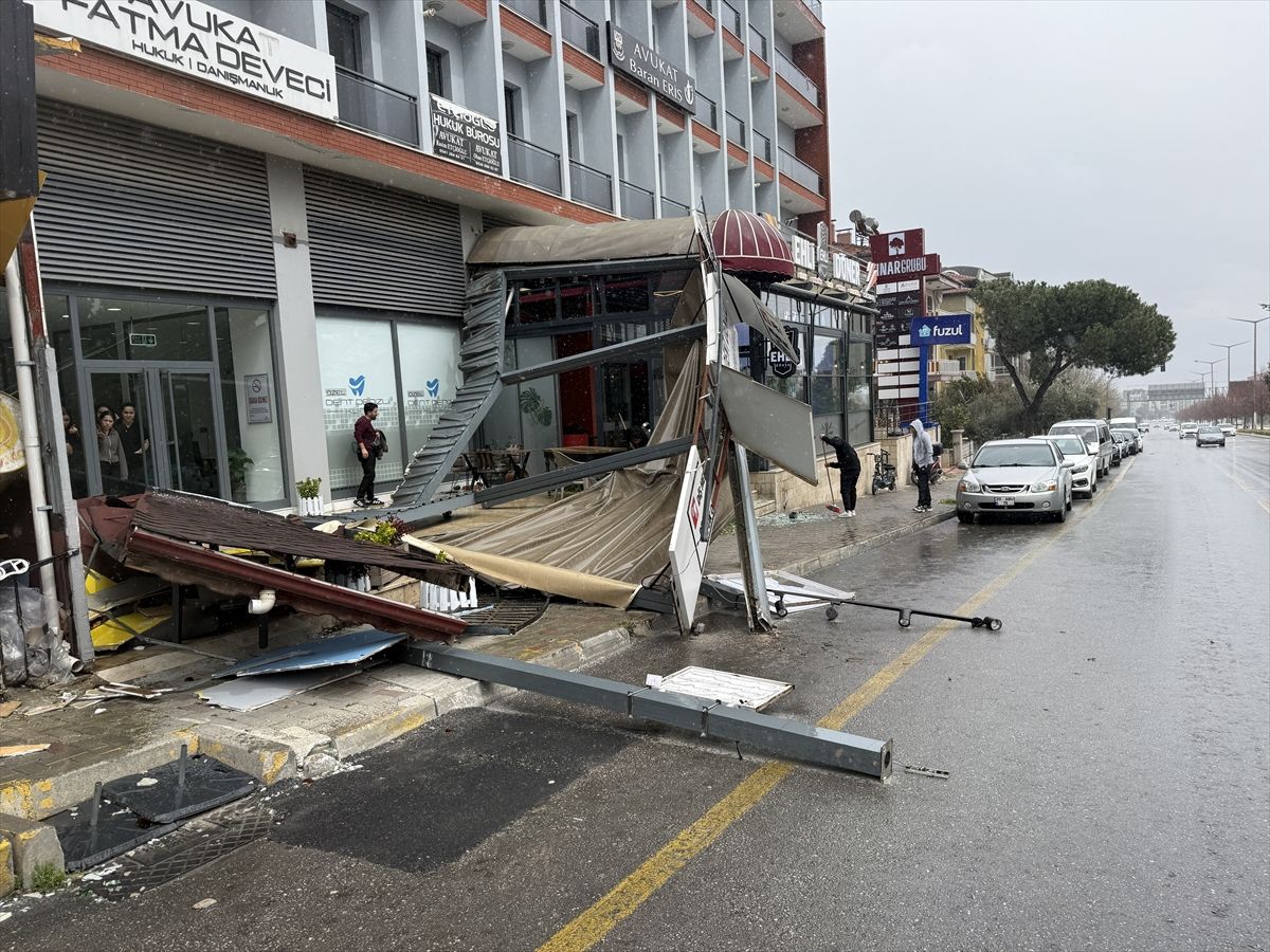 Denizli'de kuvvetli rüzgar hayatı olumsuz etkiliyor