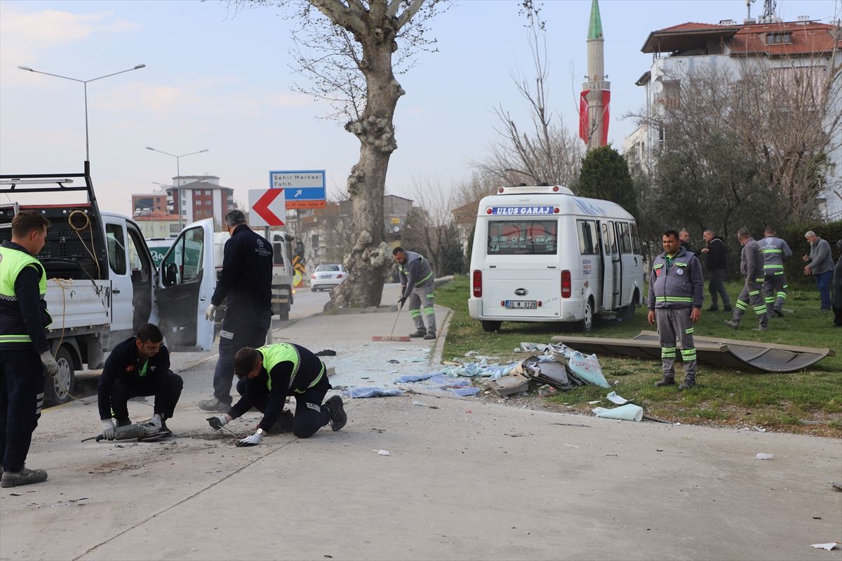 Denizli'de minibüsün durağa çarptığı kazada 1 kişi yaralandı