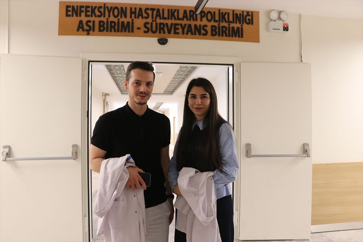 Kaderleri uzmanlık yolunda kesişen doktor çift 'aşkla' aynı hastanede hayat kurtarıyor