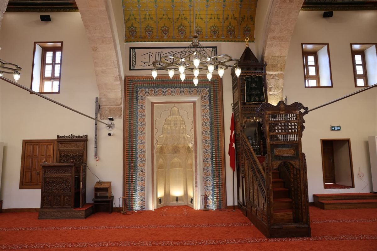Depremde hasar gören Kahramanmaraş'ın simgelerinden Ulu Cami yeniden ibadete açıldı