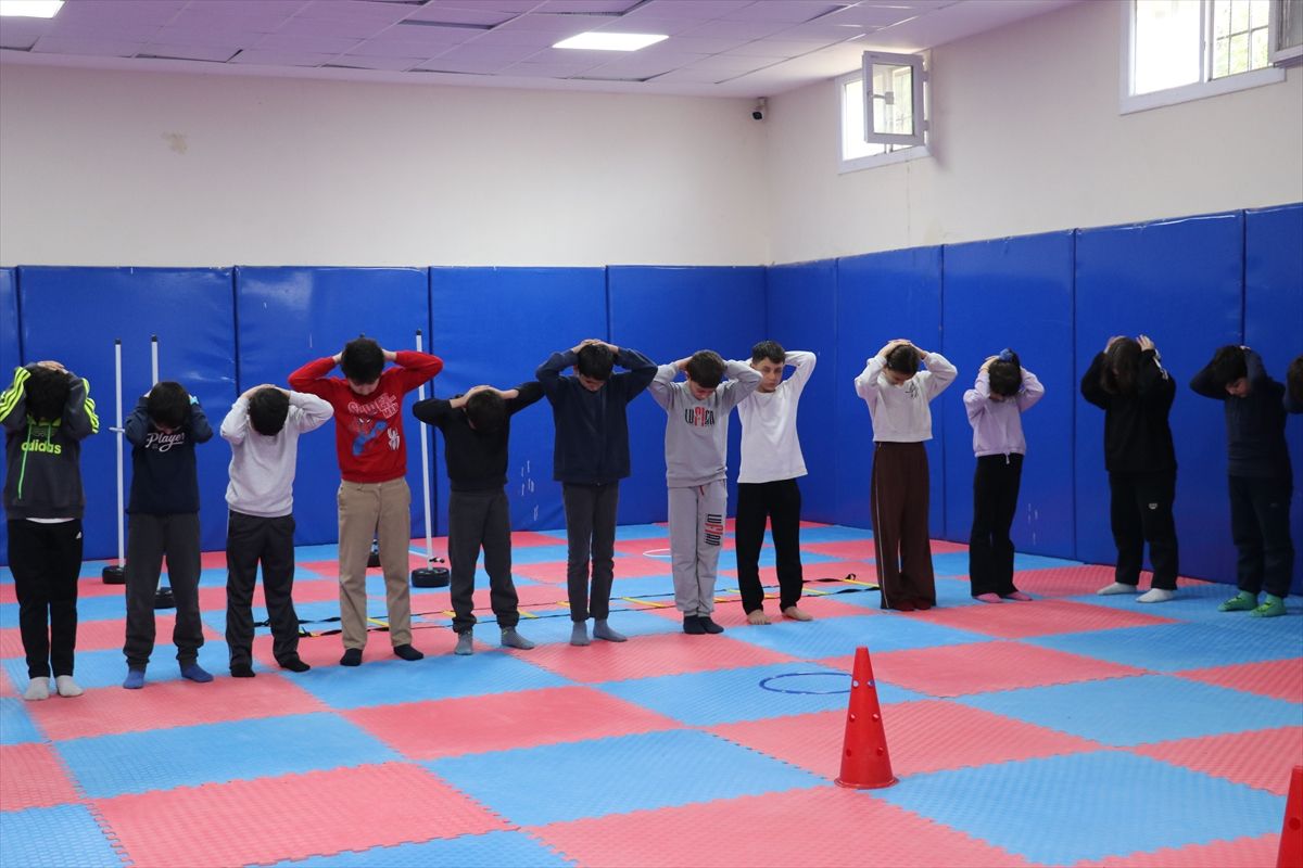 Depremzede ilkokul öğrencileri, farklı spor dallarıyla tanışıyor