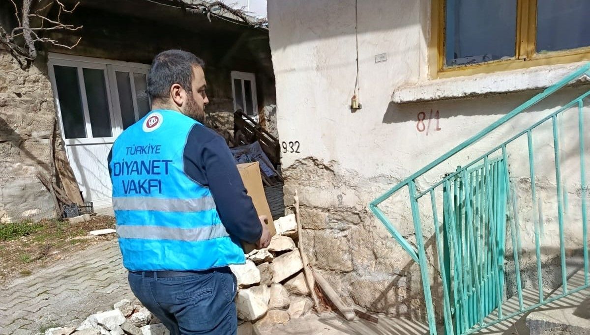 Derebucak'ta ihtiyaç sahiplerine gıda yardımı yapıldı