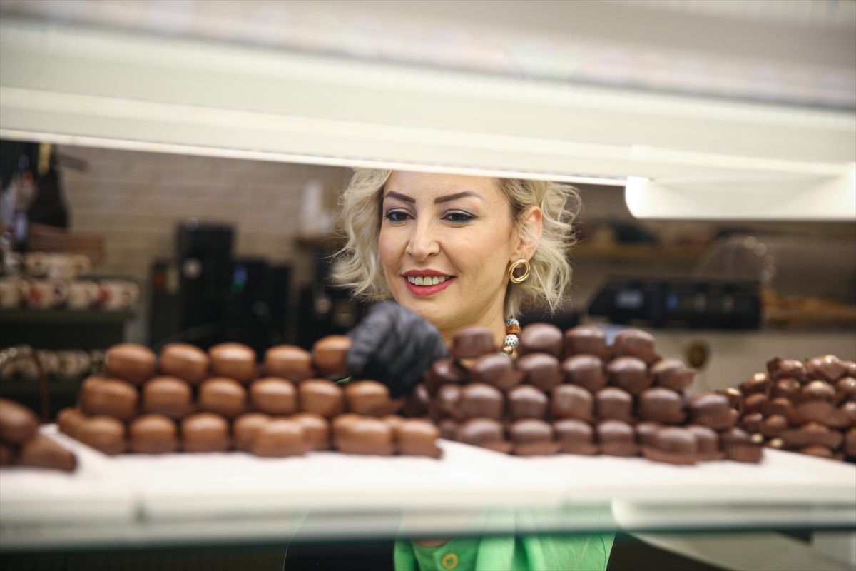 Devlet desteğiyle kurduğu imalathanede hemcinsleriyle çikolata üretiyor