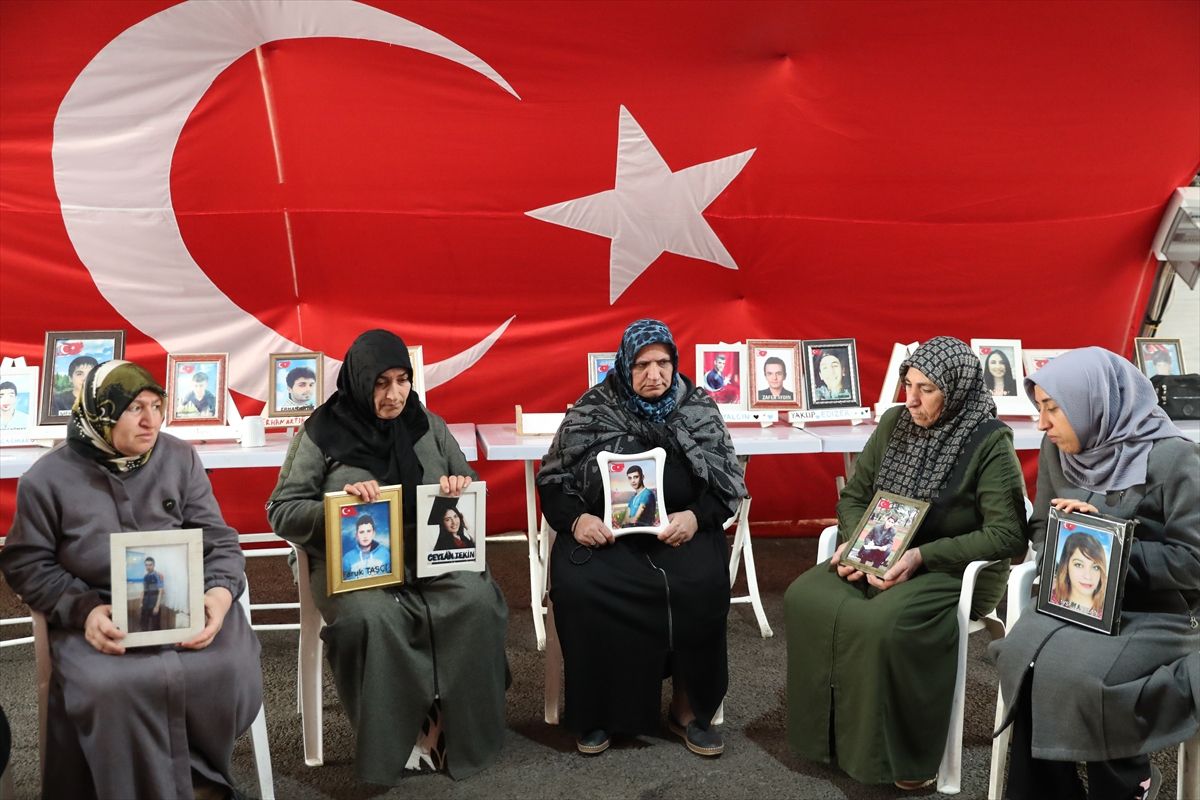 Diyarbakır anneleri Ramazan Bayramı'nda da evlatlarının yolunu gözlüyor