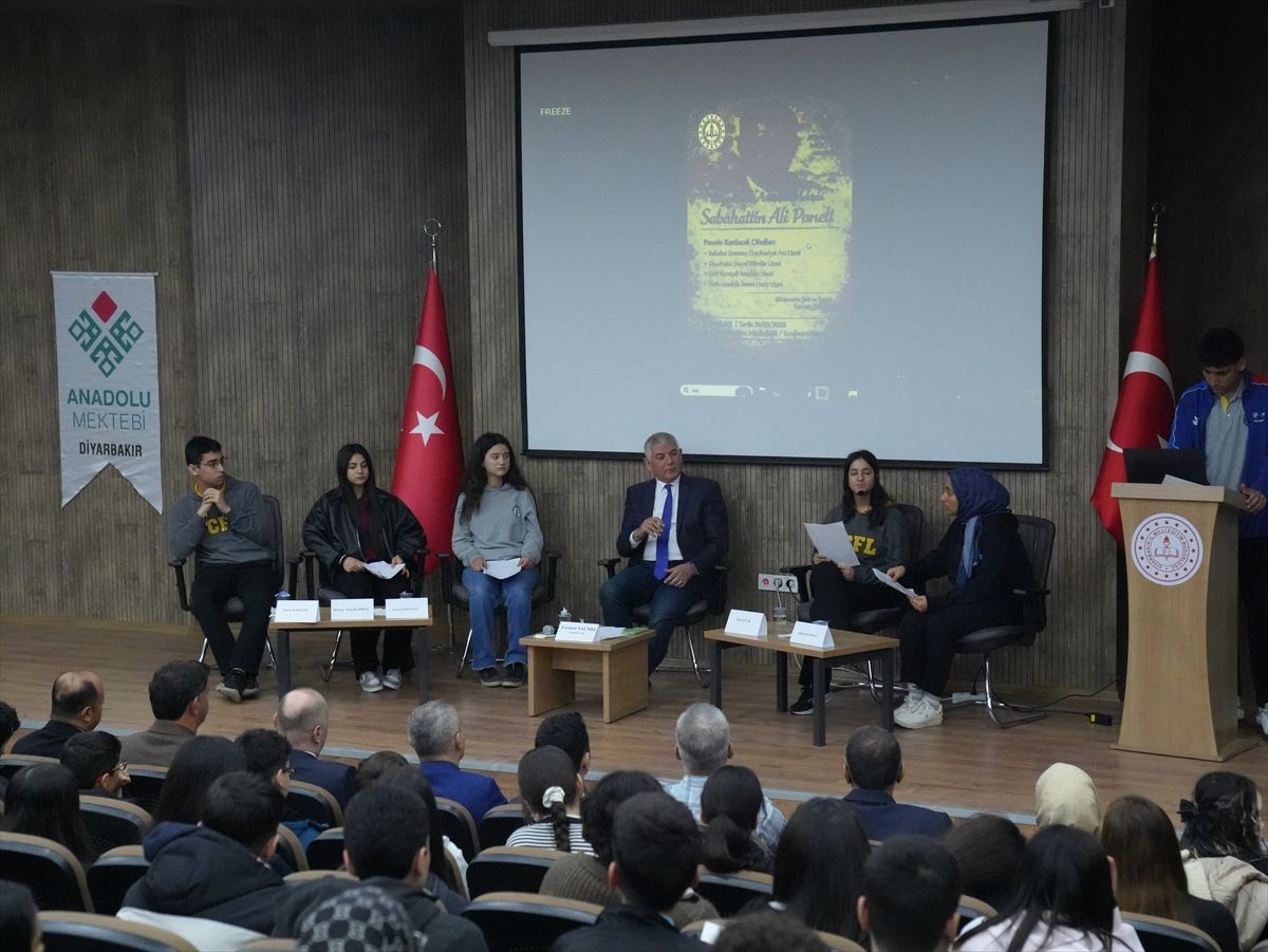 Diyarbakır'da 'Anadolu Mektebi Sabahattin Ali' paneli düzenlendi