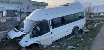 Diyarbakır'da bahçe duvarına çarpan servis minibüsündeki 10 kişi yaralandı