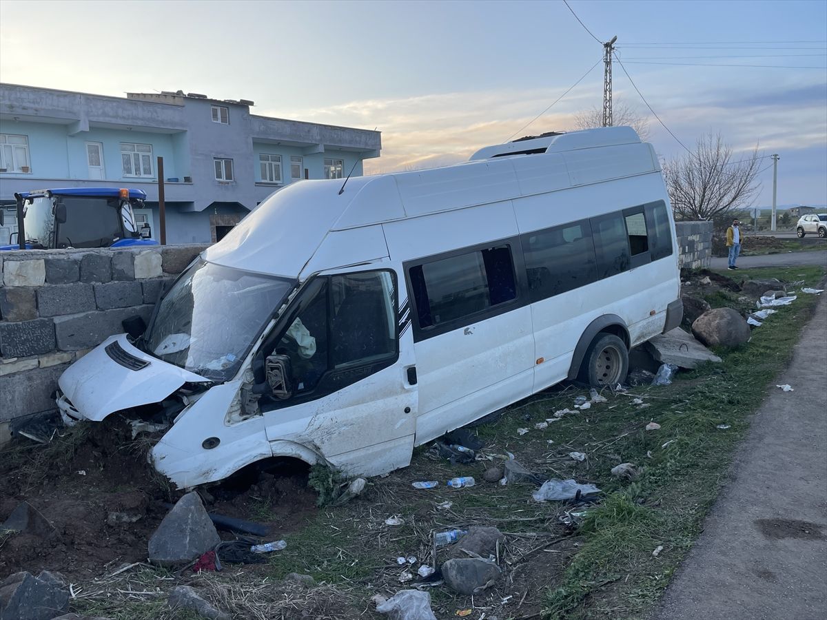 Diyarbakır'da bahçe duvarına çarpan servis minibüsündeki 10 kişi yaralandı