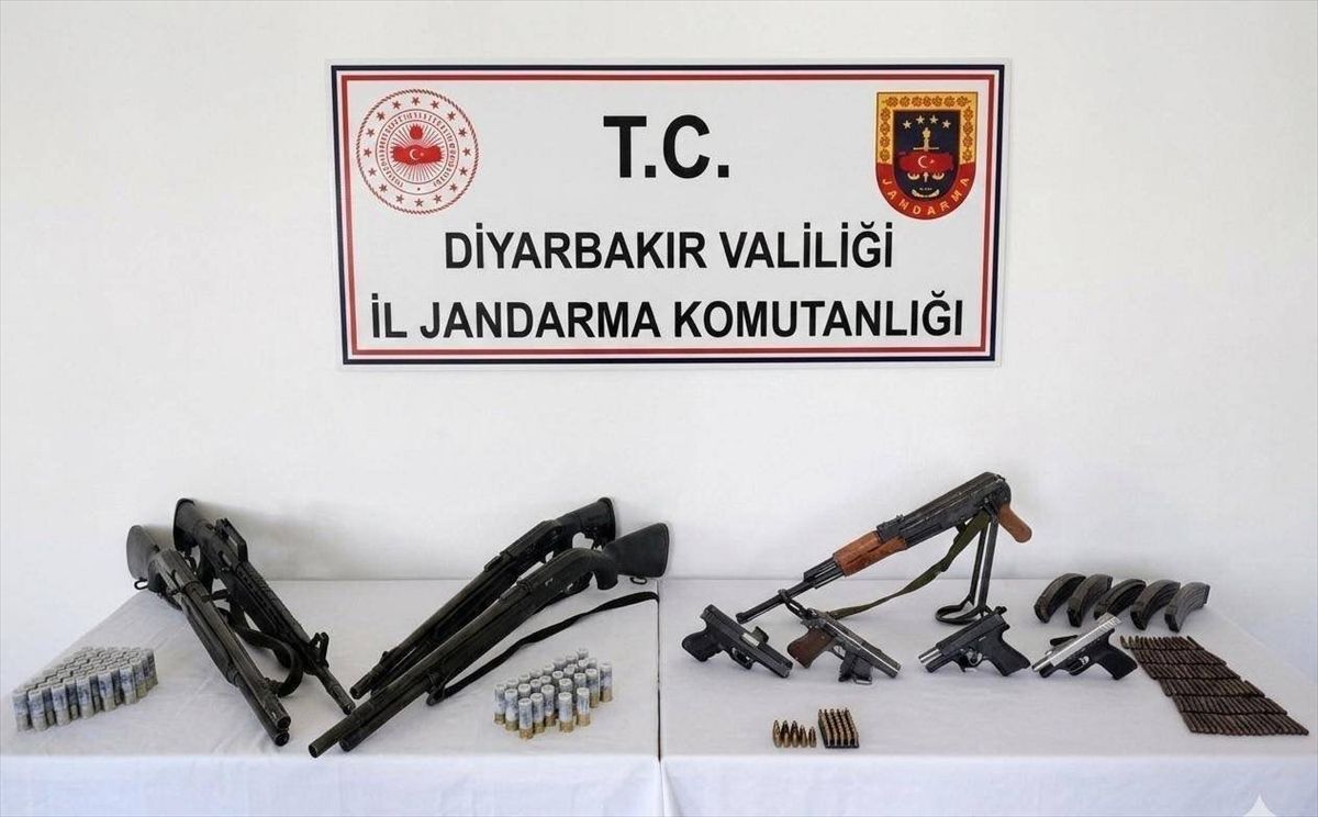 Diyarbakır'da düzenlenen operasyonlarda silah ve mühimmat ele geçirildi