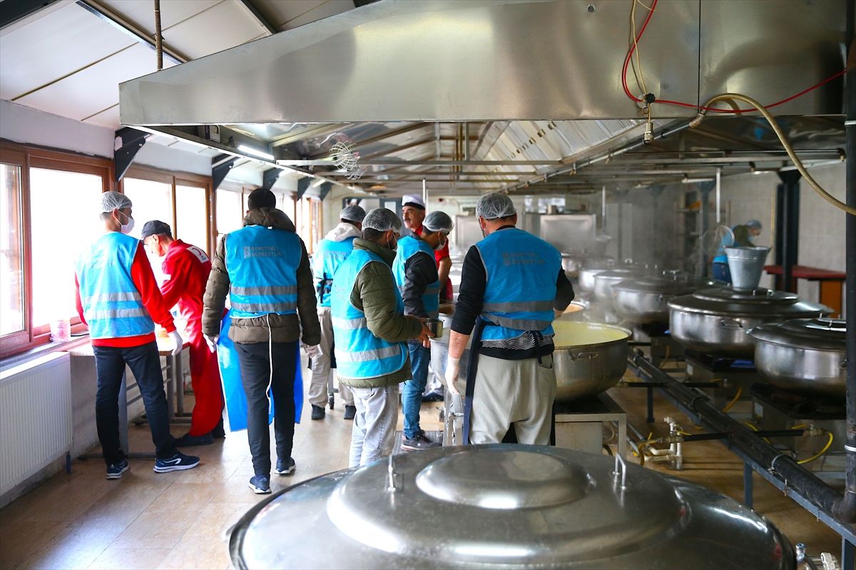 Diyarbakır'da ihtiyaç sahiplerinin iftardaki yemekleri Türk Kızılay Aşevi'nde hükümlülerce hazırlanıyor