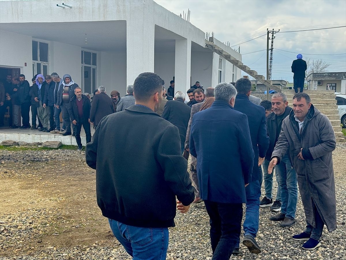 Diyarbakır'da iki aracın çarpıştığı kazada hayatını kaybeden 5 kişinin cenazesi defnedildi