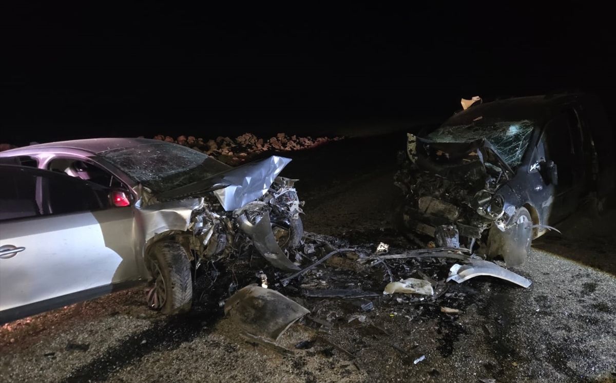 Diyarbakır'da iki aracın çarpıştığı kazada 5 kişi öldü, 2 kişi yaralandı