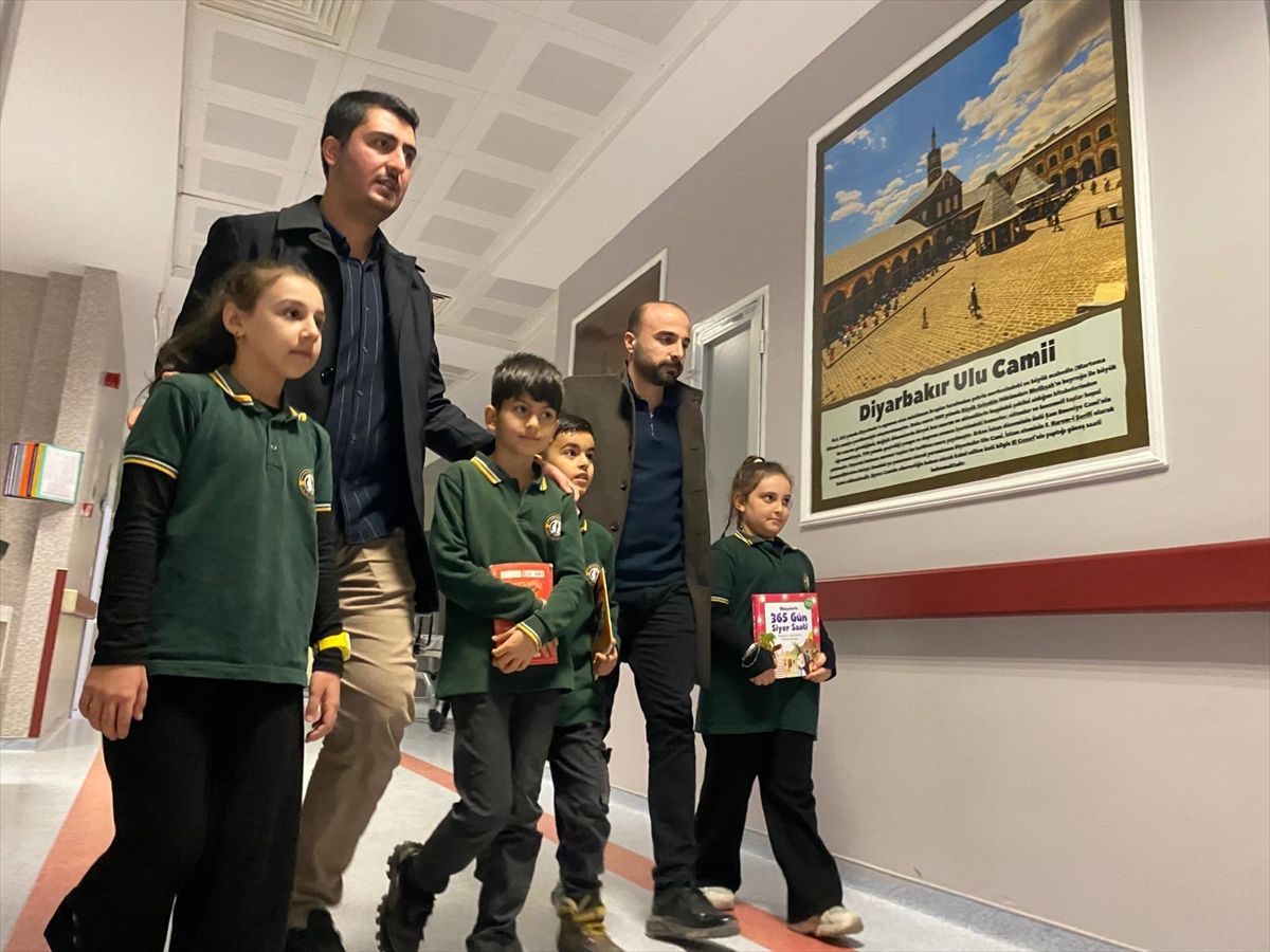 Diyarbakır'da minik öğrencilerin okuduğu hikayeler hastalara moral oluyor