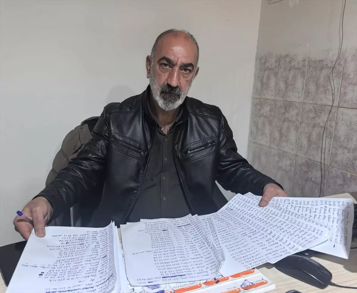 Diyarbakır'da muhtar hayırseverlerden gelen yardımları ihtiyaç sahiplerine ulaştırıyor