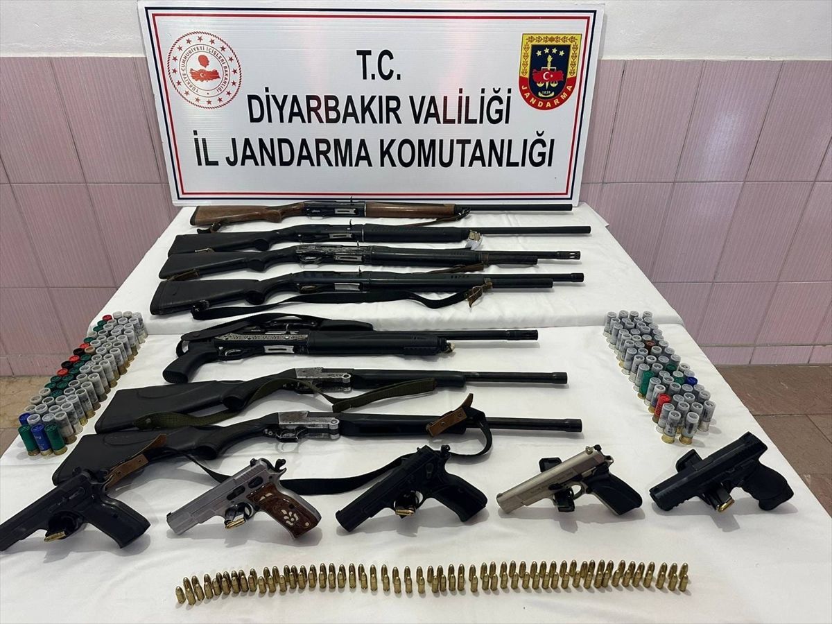 Diyarbakır'da operasyonlarda silah ve mühimmat ele geçirildi