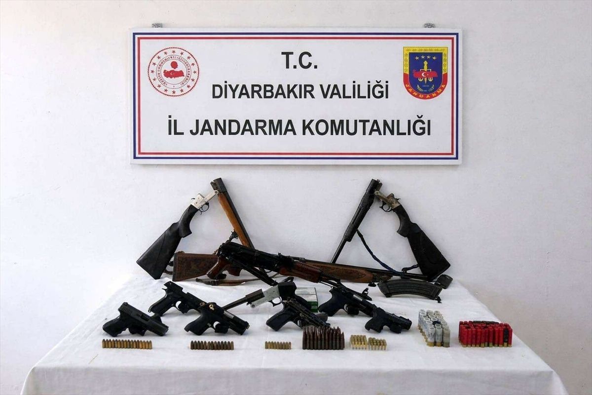 Diyarbakır'da ruhsatsız silah ve mühimmat ele geçirildi
