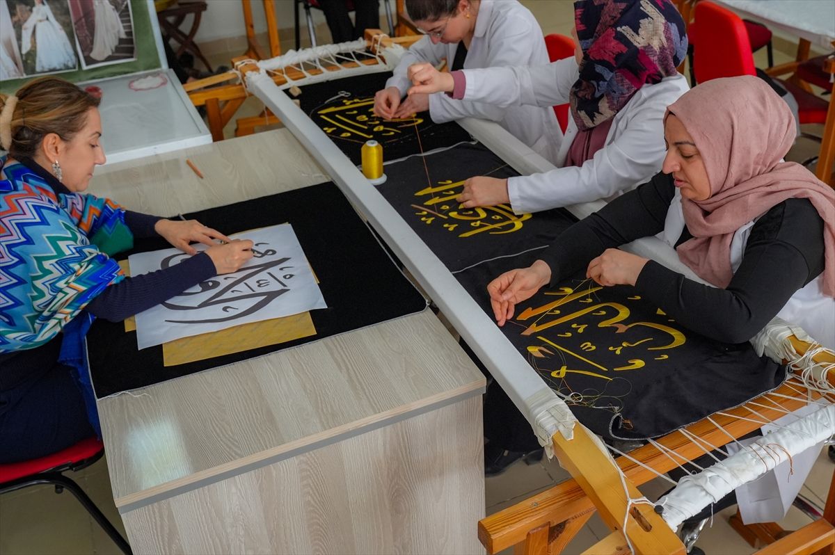 Diyarbakır'da usta öğreticiler Esma-ül Hüsna'yı el emeğiyle işliyor