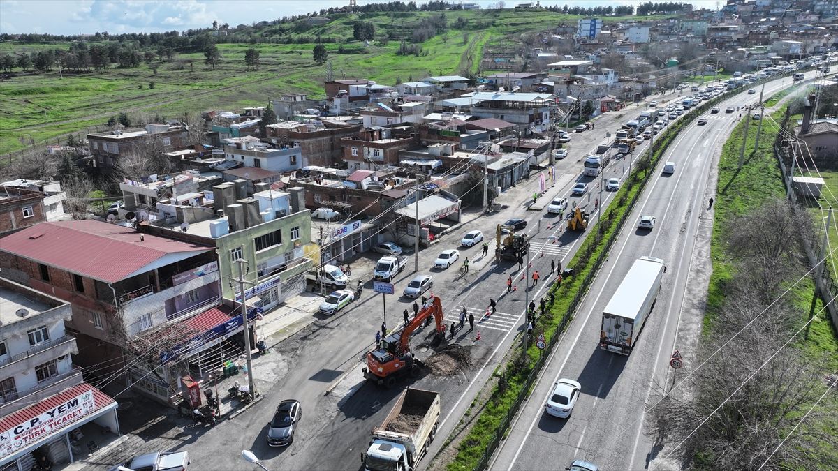 Diyarbakır-Silvan kara yolunda çökme meydana geldi