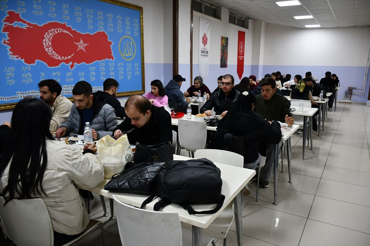Diyarbakır Vakıflar Bölge Müdürlüğü Batman'da 800 öğrenciye iftar programı düzenliyor