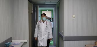 Doktor önlüğüyle hastanede, mikrofon başında radyoda