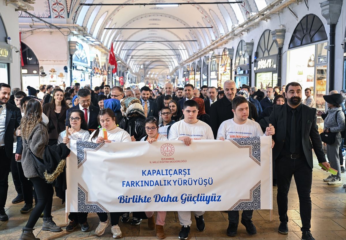 Down sendromlu bireyler Kapalıçarşı'da farkındalık yürüyüşü yaptı