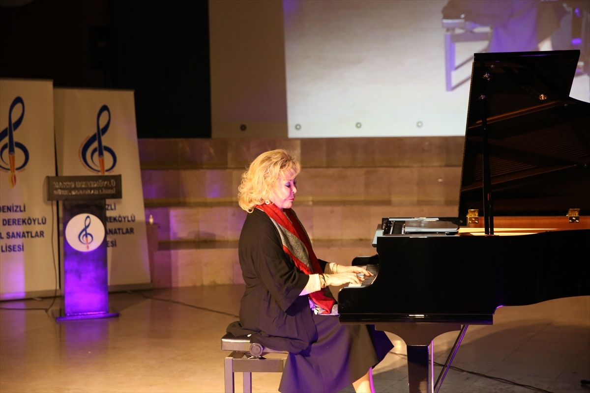 Dünyaca ünlü piyanist Gülsin Onay Denizli'de öğrencilerle buluştu