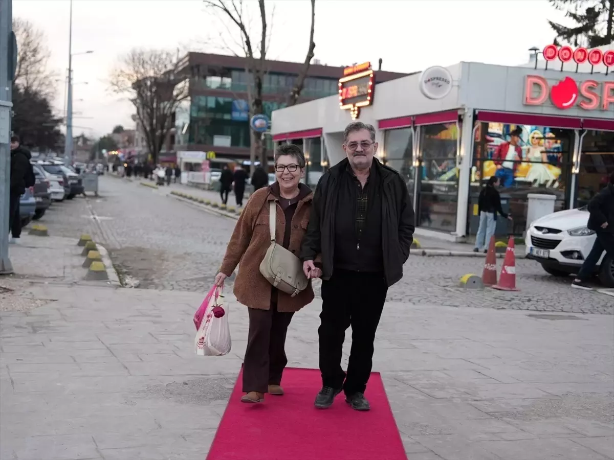 Düzce Belediyesinden çiftlere kırmızı halılı 'Sevgililer Günü' sürprizi