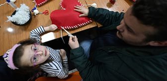 Düzce'de babalar ve kızları sevgilerini yastıklara işledi
