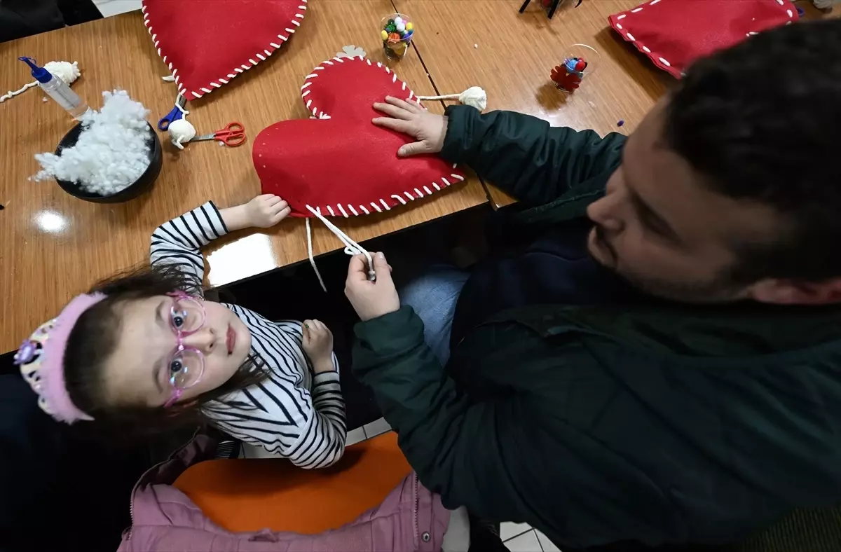 Düzce'de babalar ve kızları sevgilerini yastıklara işledi