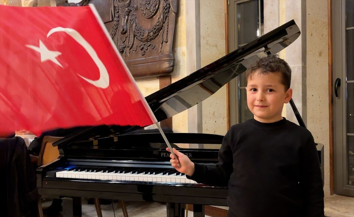Düzce'de İstiklal Marşı'nın kabulünün 105. yılında yapılan sosyal deney duygulandırdı