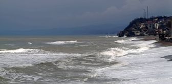 Düzce'nin Karadeniz kıyısında kuvvetli rüzgar etkili oldu
