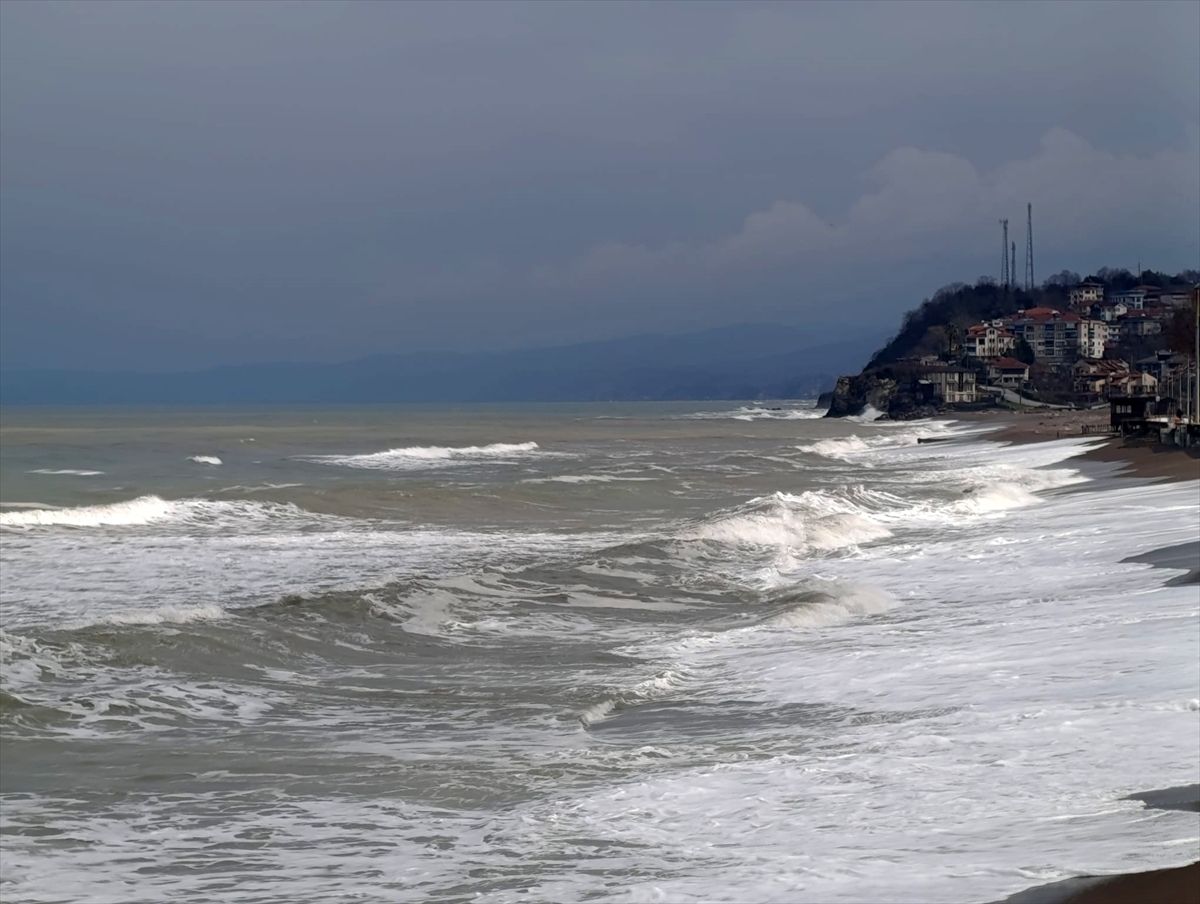 Düzce'nin Karadeniz kıyısında kuvvetli rüzgar etkili oldu