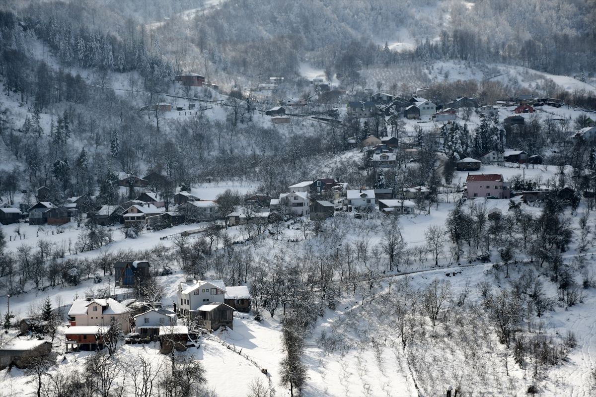 Düzce'nin yüksek kesimleri beyaz örtüyle kaplandı