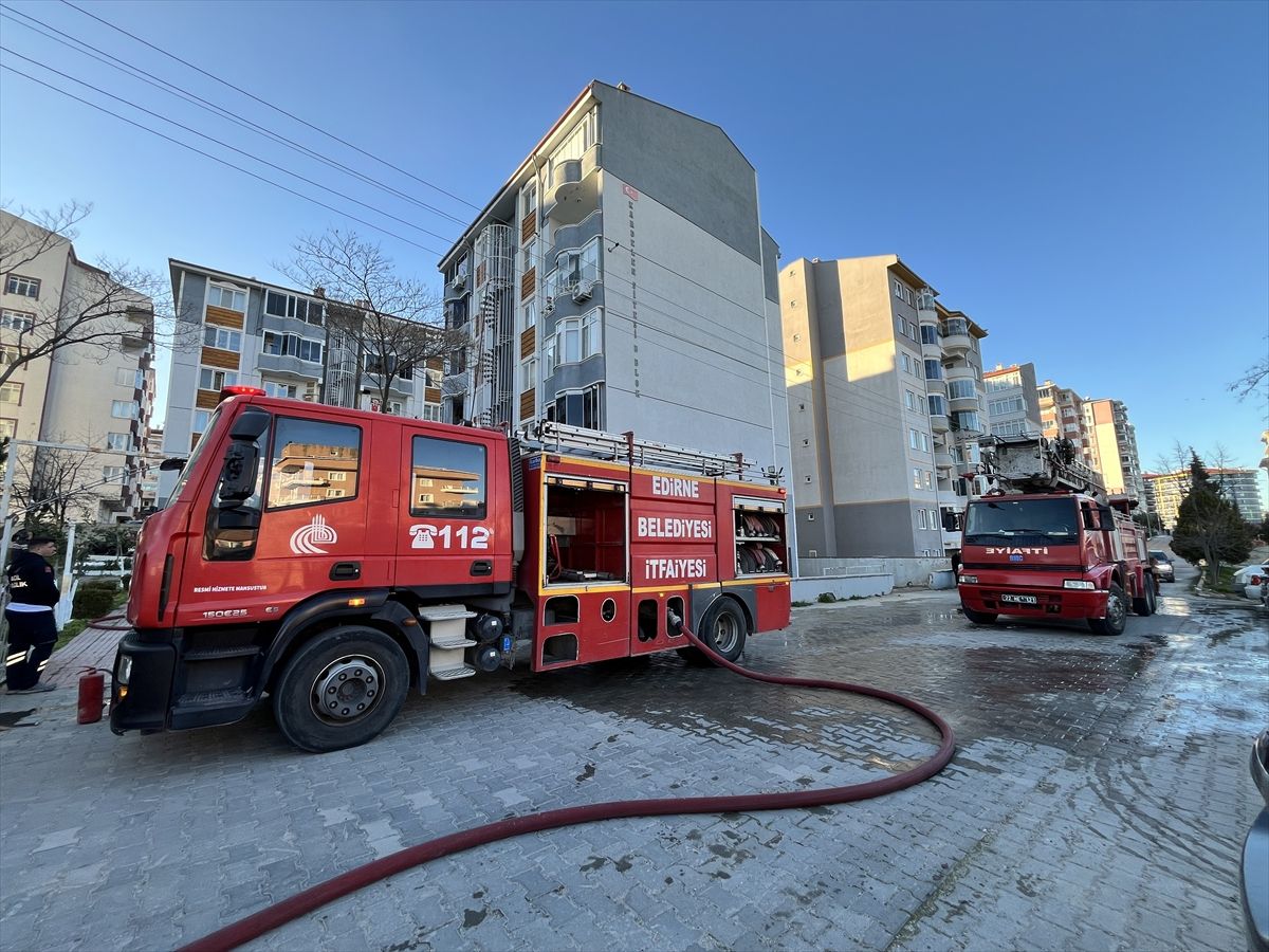 Edirne'de apartmanın çatı katında çıkan yangın söndürüldü