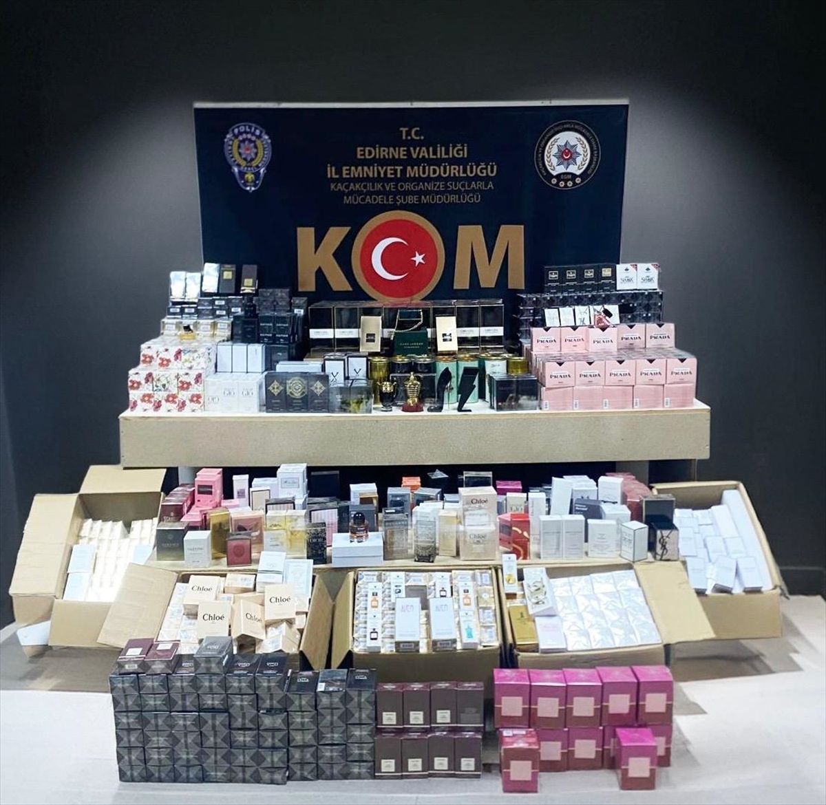 Edirne'de çok sayıda kaçak parfüm ve akıllı saat ele geçirildi