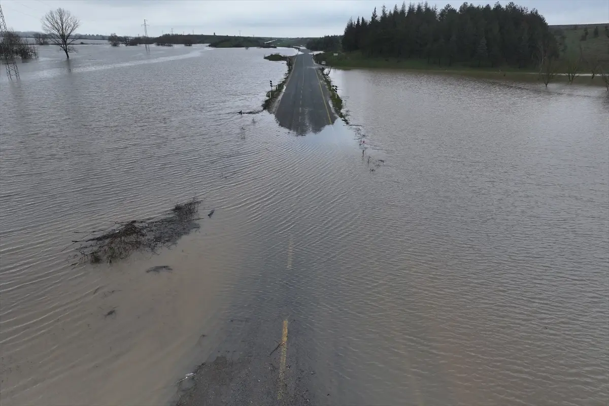 Edirne'de debisi yükselen Meriç Nehri arazilere yayıldı