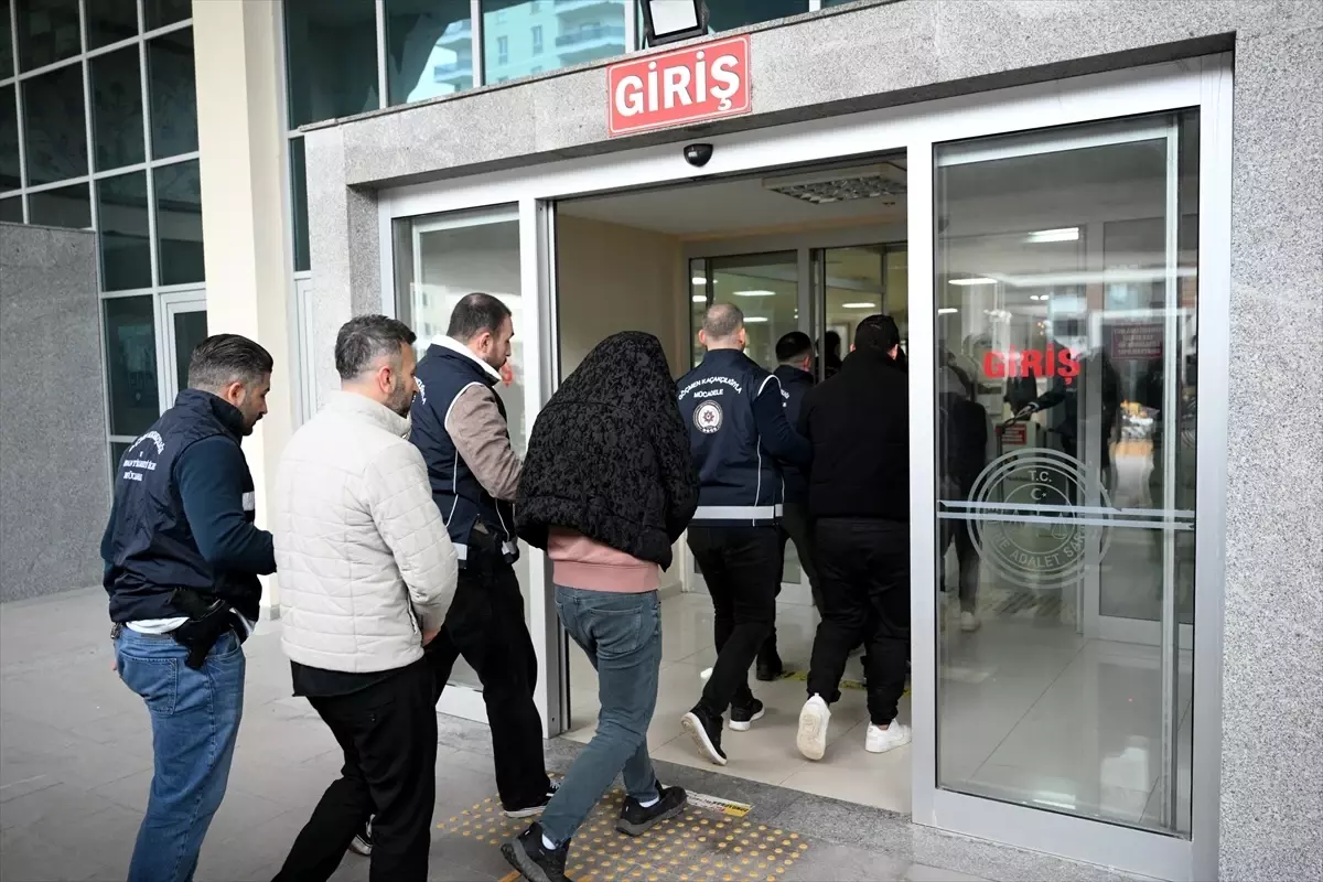 Edirne'de diplomatik plakalı araçla insan kaçakçılığı yapıldığı iddiasıyla 6 şüpheli yakalandı