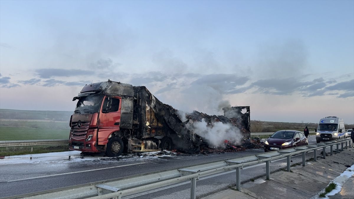 Edirne'de domates yüklü tırda çıkan yangın söndürüldü