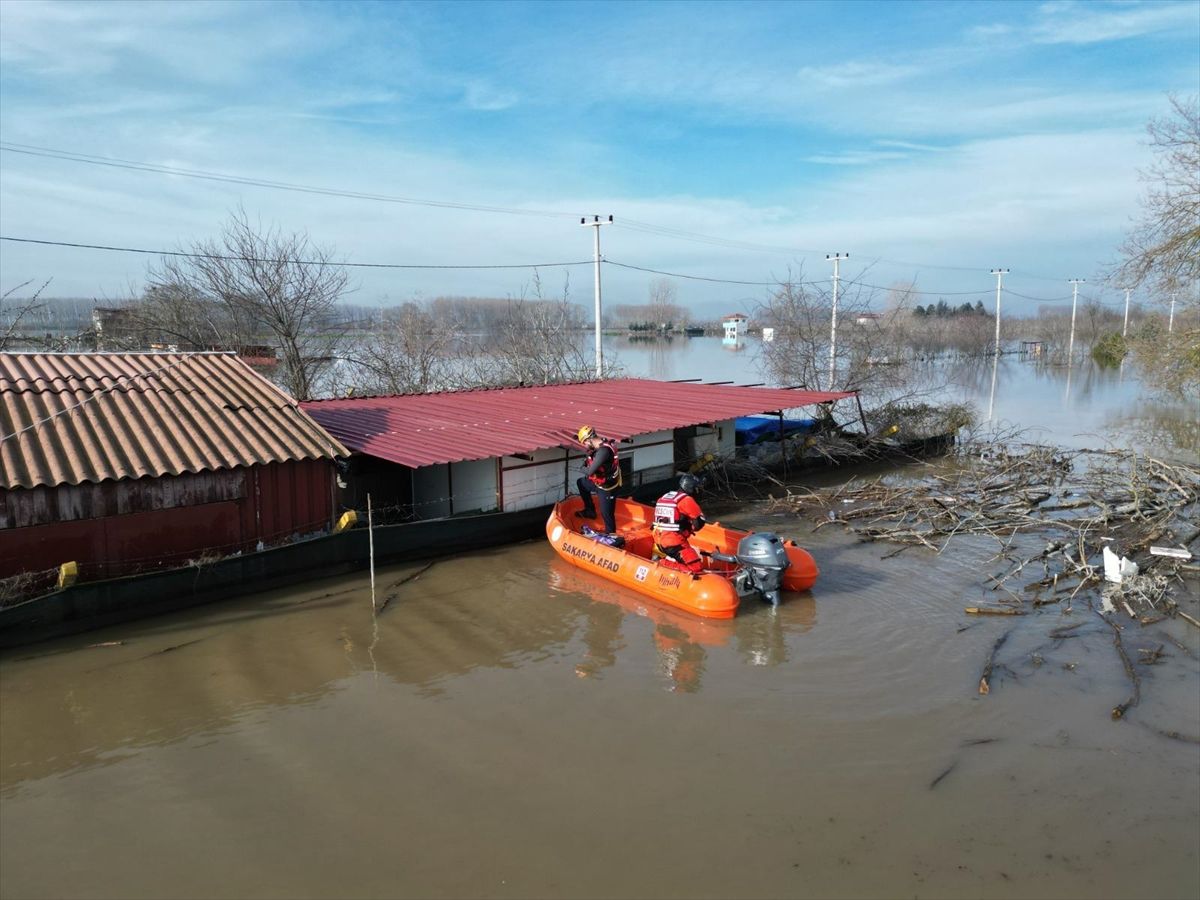 Edirne'de nehir taşkınında mahsur kalan 3 kişi kurtarıldı