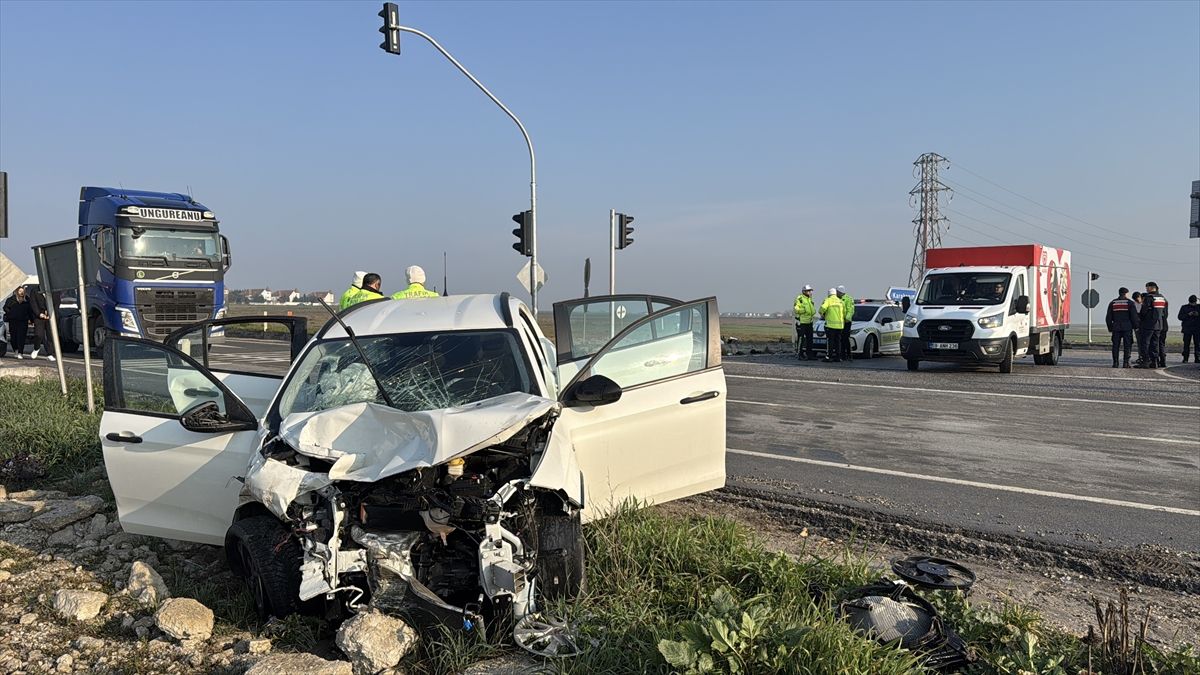 Edirne'de otomobil ile pikabın çarpıştığı kazada 3 kişi yaralandı