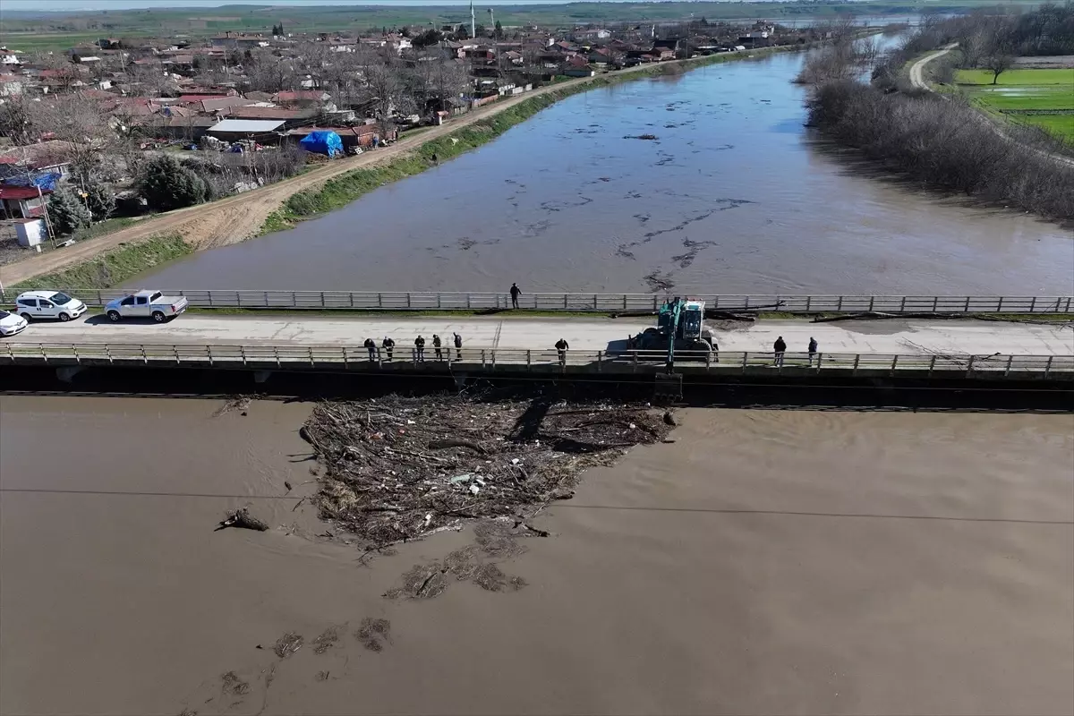 Edirne'de suyun sürüklediği ağaç gövdeleri ve çöplerle tıkanan köprü gözleri temizleniyor