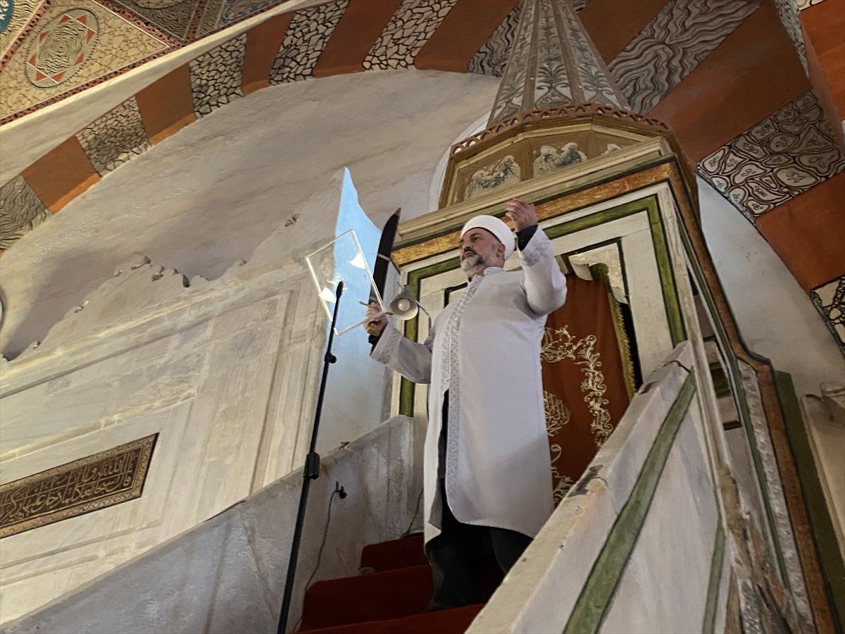 Edirne'deki Eski Cami'de "kılıçla hutbe" geleneği asırlardır sürüyor