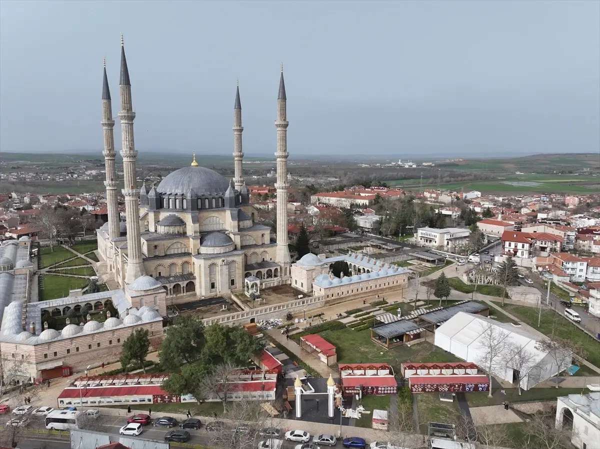 Edirne'deki Ramazan Sokağı sahura kadar süren programlarla ayın coşkusunu yaşatacak