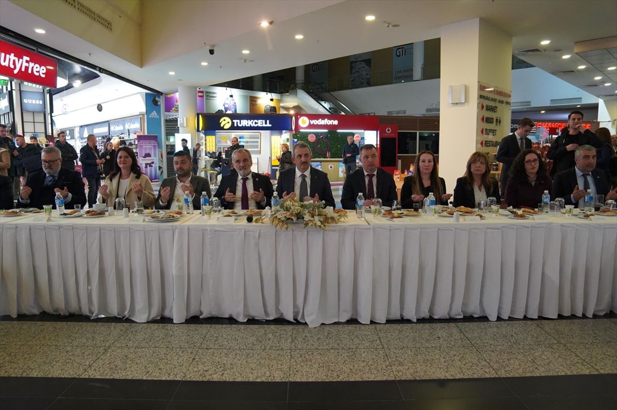 Edirne Valisi Sezer gümrük personeliyle iftarda bir araya geldi